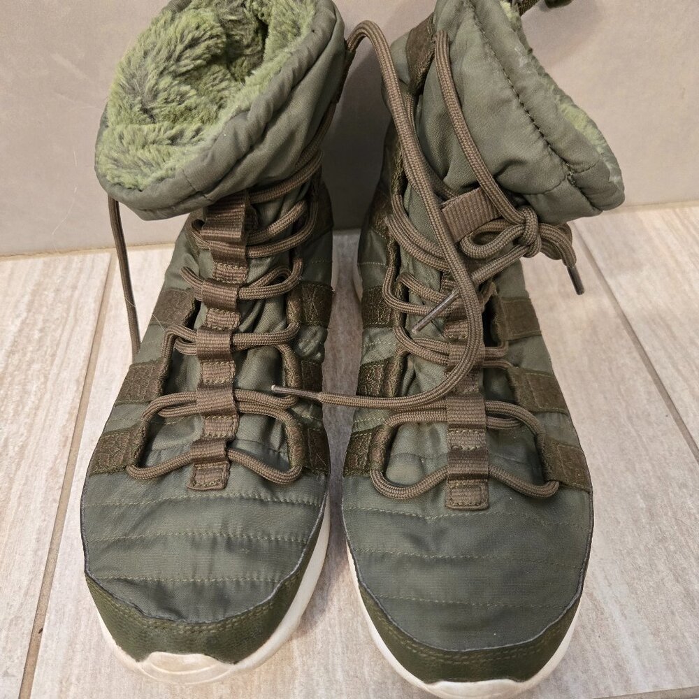 Nike ROSHE ONE High Sneakers Green Fur Boots Women’s 9 Snow Hiking 615968-301